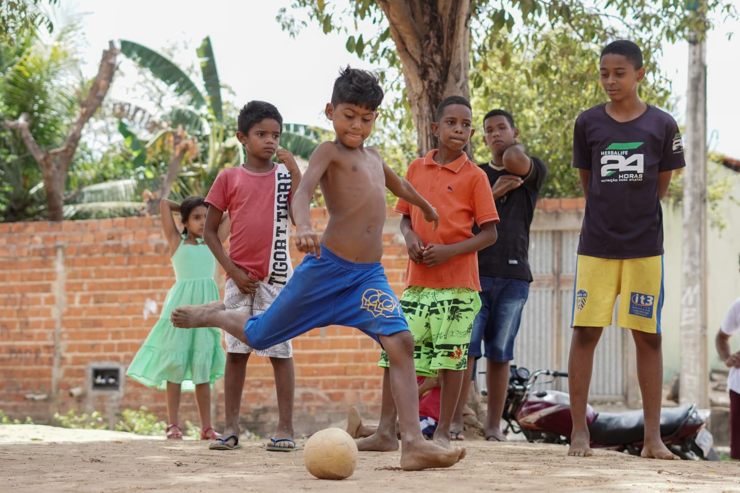 Do futebol de rua à esperança de um futuro melhor